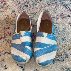 Blue and cream/white stripped toms